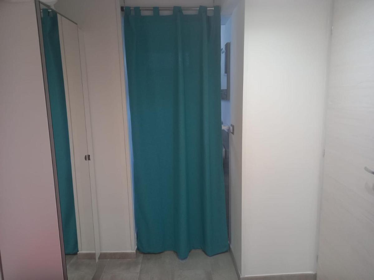 Room In Historical City Centre With Private Bathroom Катания Экстерьер фото